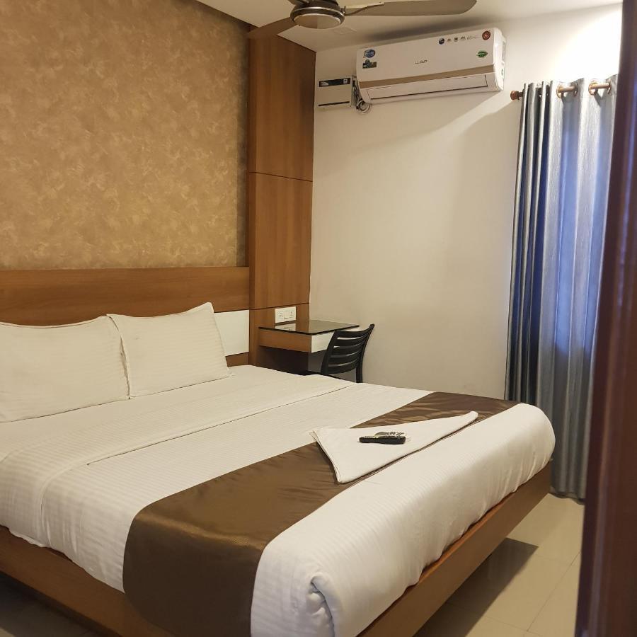 The Galaxy Suites Kochi Bagian luar foto
