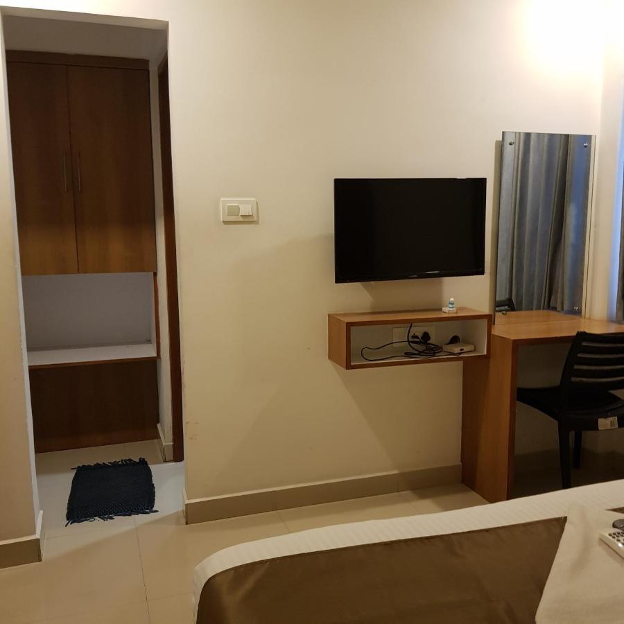 The Galaxy Suites Kochi Bagian luar foto
