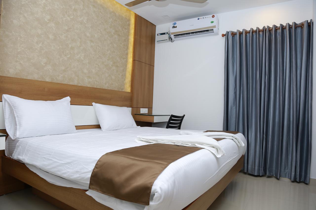 The Galaxy Suites Kochi Bagian luar foto
