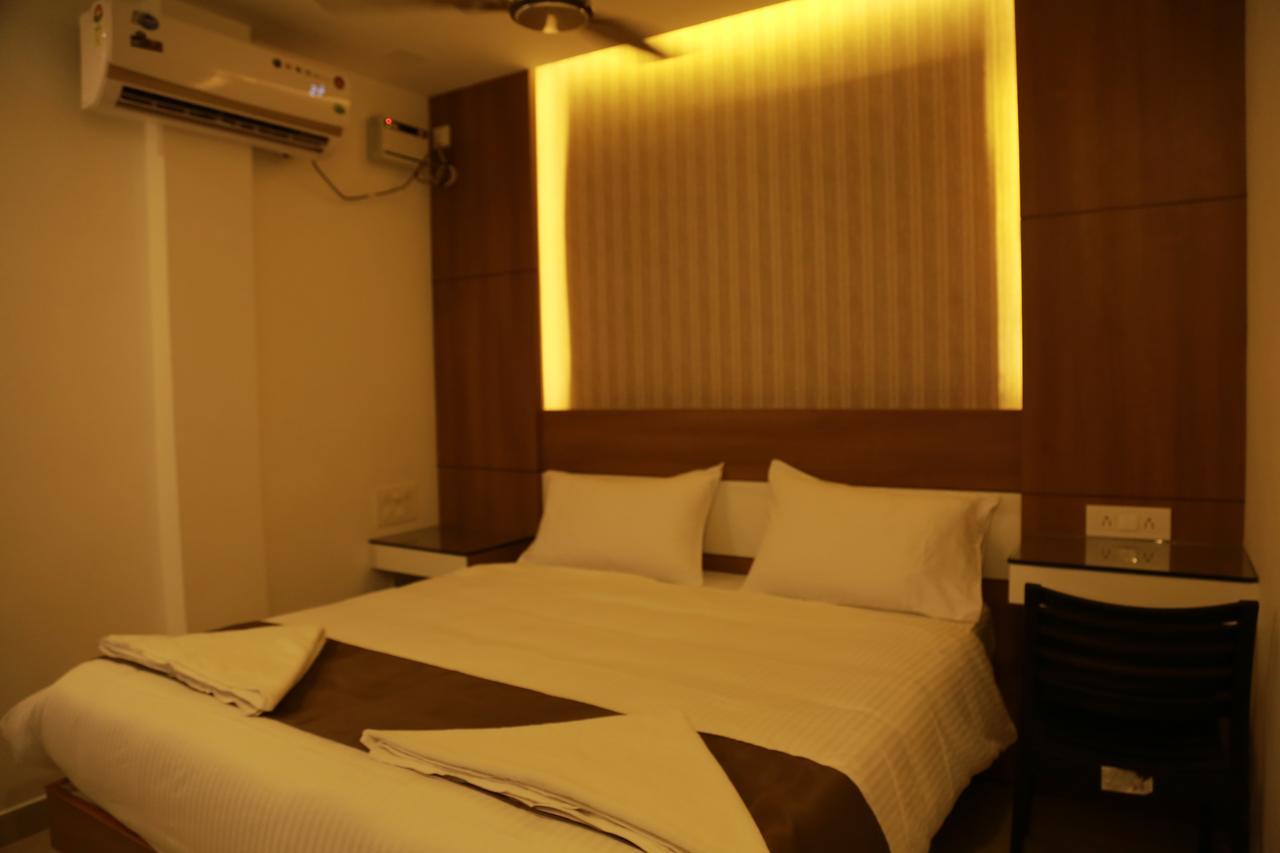 The Galaxy Suites Kochi Bagian luar foto