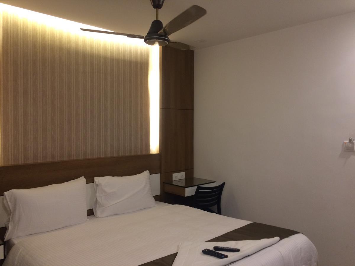 The Galaxy Suites Kochi Bagian luar foto